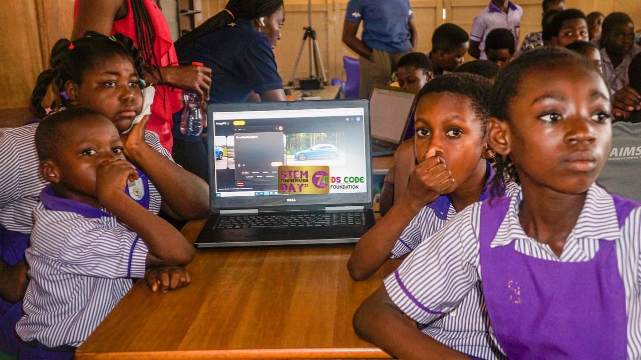 Kids in computer lab Cejose