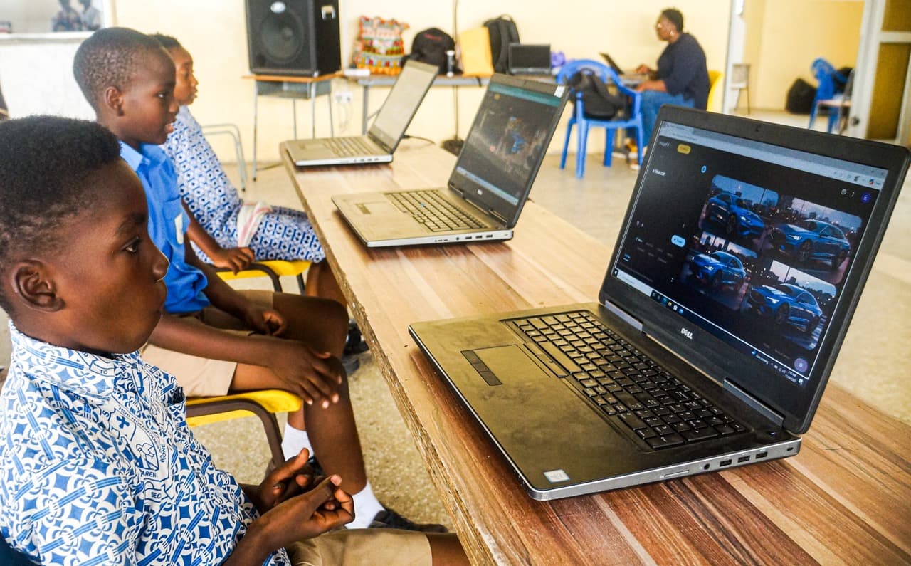 Mentor assisting child Tema