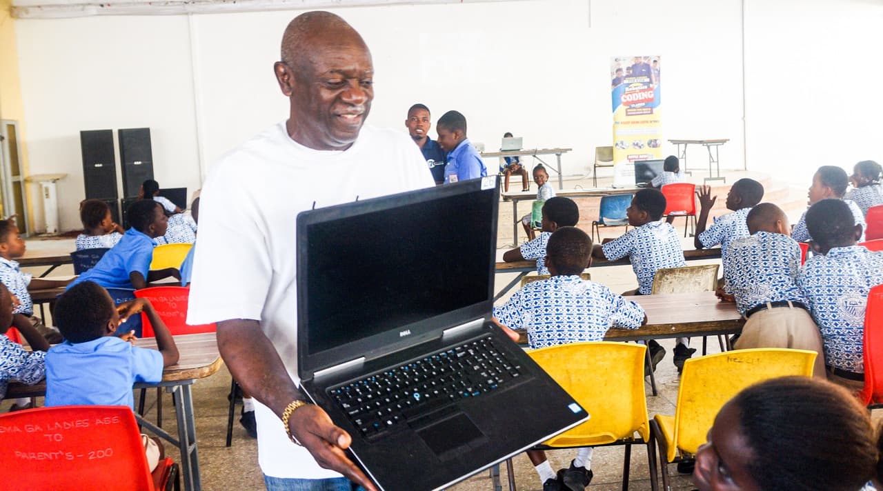 Kids exploring tech Tema